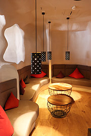 Berghöhlen Lounge mit Kamin im Eingangsbereich der Werdenfelserei (©Foto: Martin Schmitz)